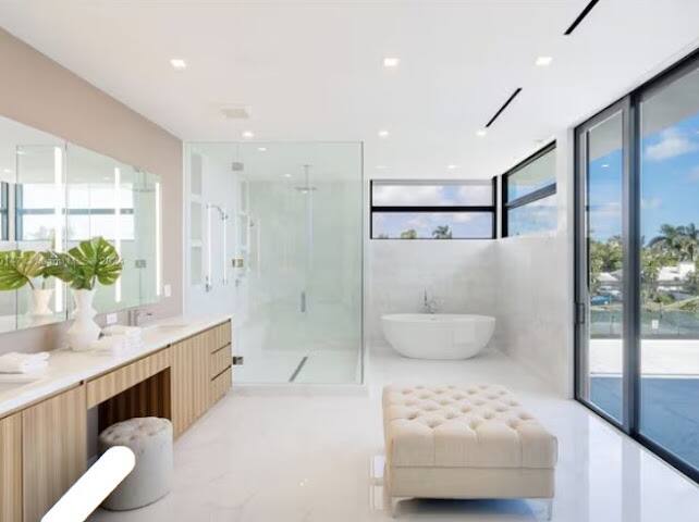 Beachfront Oasis Miami vacation rental photo 17